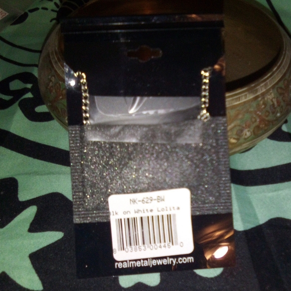 Real Metal Brand Jewelry Cameo - Picture 2 of 3